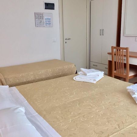 Hotel Madrid Riccione Buitenkant foto