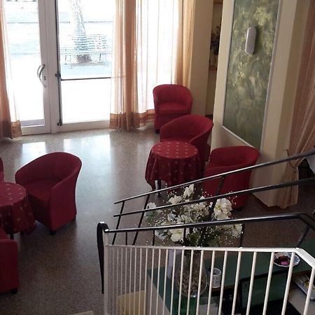 Hotel Madrid Riccione Buitenkant foto