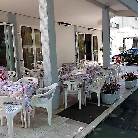 Hotel Madrid Riccione Buitenkant foto