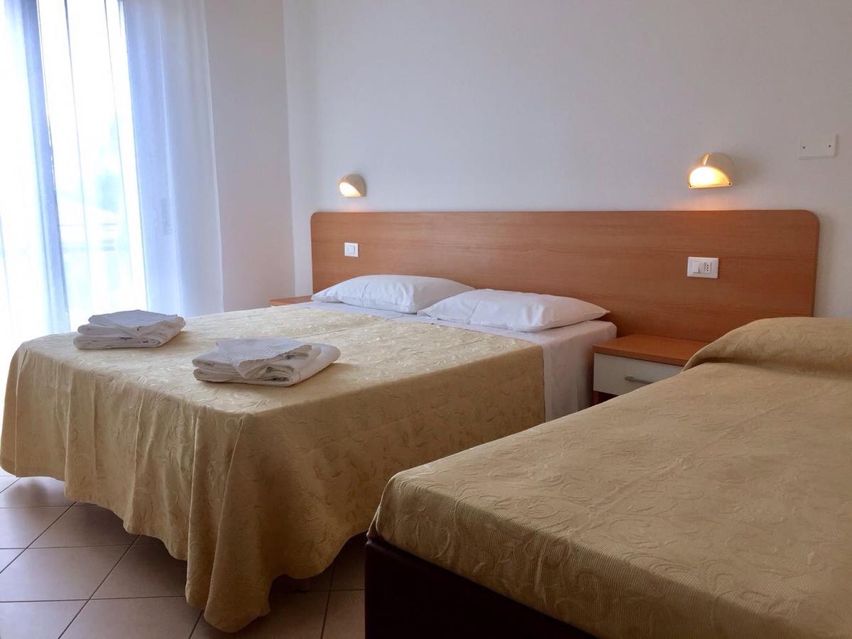 Hotel Madrid Riccione Buitenkant foto