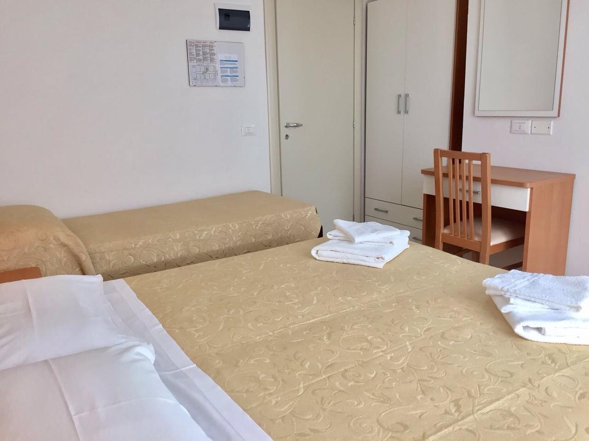Hotel Madrid Riccione Buitenkant foto