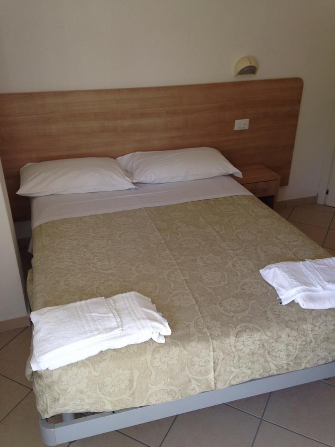 Hotel Madrid Riccione Buitenkant foto
